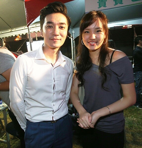 年紀輕輕的韓冰(右),甜美且有主見,在政治圈人氣紅不讓。 記者劉學聖/攝影