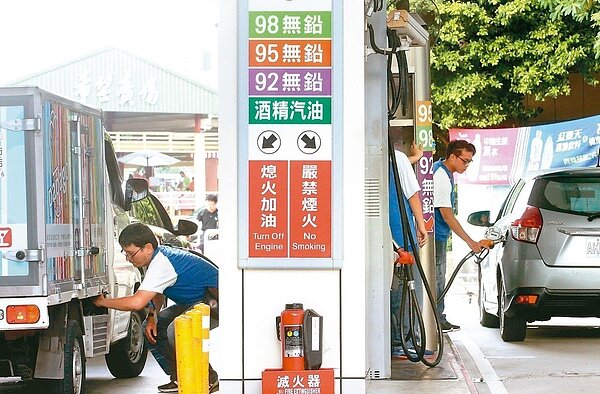 國際油價止跌回升，原本本周國內汽柴油價格每公升應調漲0.3元，但為了讓民眾過好年，決定「凍漲」！ 聯合報系資料庫