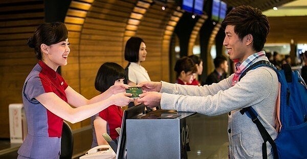 華航針對完成預辦登機或機場自助報到服務的旅客,贈送華夏會員哩程500哩。圖/華航提供