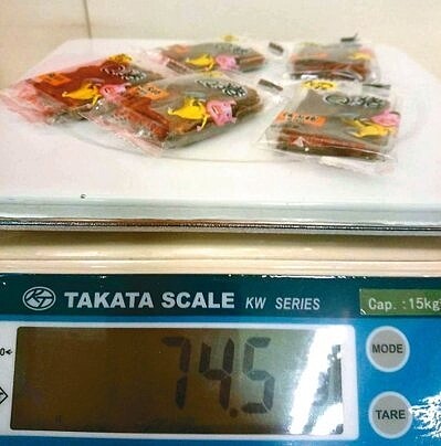 上海來的周姓男子入境桃園機場時,遭查獲攜帶豬肉製品,全家最後湊齊20萬元罰鍰入境,成為第一個當場繳清入境的案例。 圖/防檢局提供