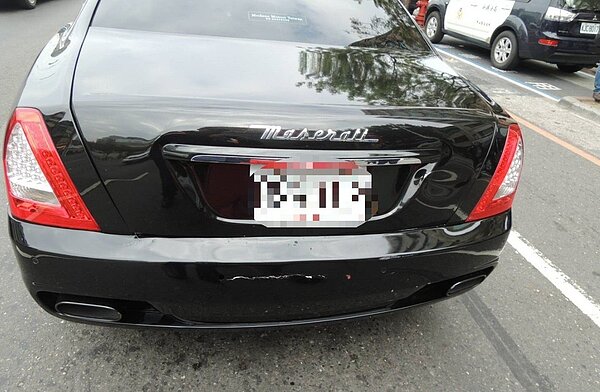 黑色瑪拉拉蒂後保險桿毀損。記者張媛榆/翻攝