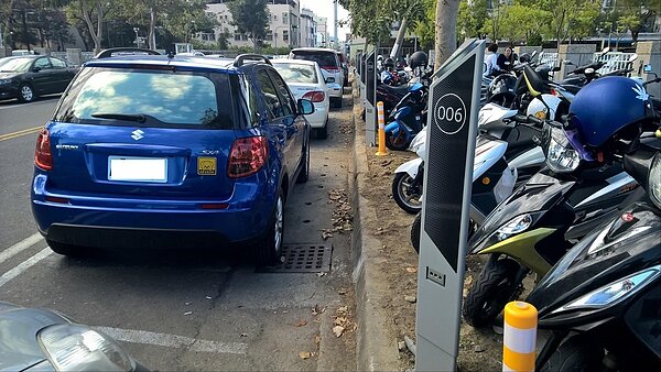 台南市永康區正南五街是台南市智慧路邊停車計費系統的示範區域,現已正式啟用,將不再需要停車管理員逐車開單。(圖/台南市政府提供)