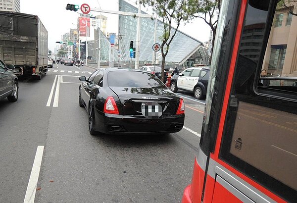 漢程客運司機疑似未注意車前狀況,直接撞到前方近千萬的瑪莎拉蒂名車。記者張媛榆/翻攝