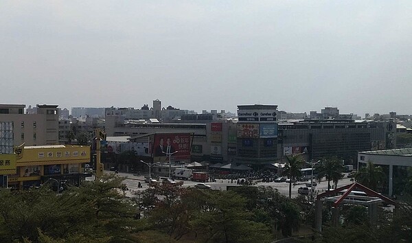 台南地區空氣品質連兩日達紅害等級,環保局預估下周一會好轉。記者鄭維真/攝影