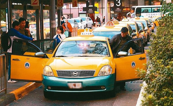 小黃業者擬過年前陳情,交通部祭出補貼油資等措施,但遭業者認為搞錯方向。 記者黃義書/攝影