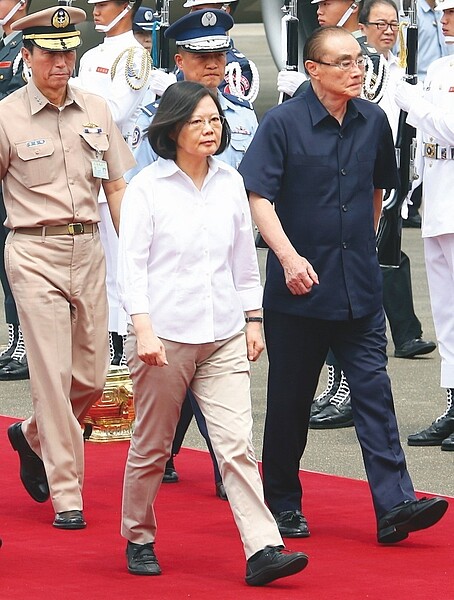 蔡英文總統(中)與前國防部長馮世寬(右)。 圖/聯合報系資料照片