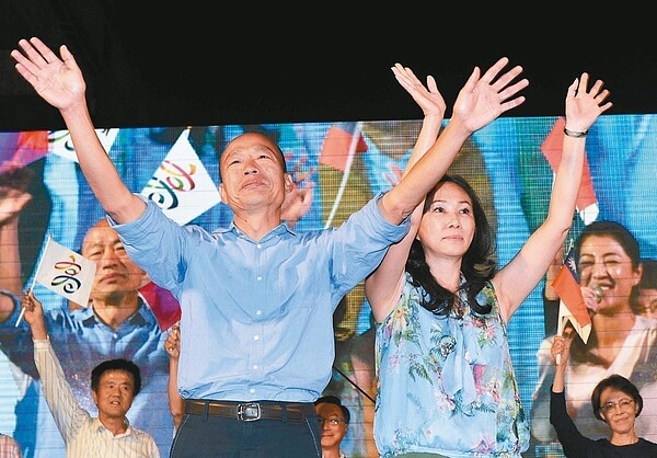 高雄市長韓國瑜(左)最響亮的口號就是東西賣得出去、人進得來、高雄發大財。 圖/聯合報系資料照片