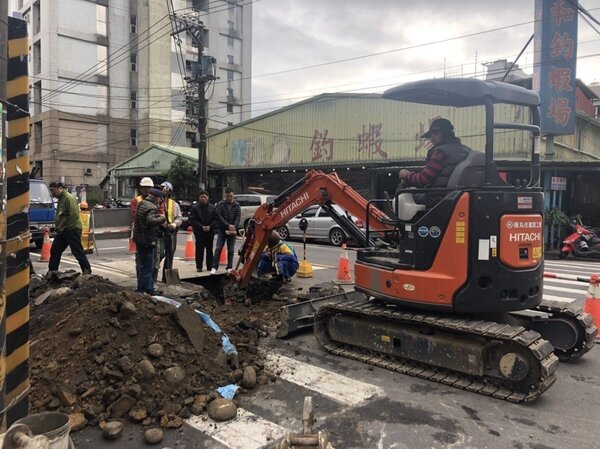 台灣自來水公司人員出動10餘員連夜進場搶修，全面檢測福五、百六街一帶管線，一直找不到破漏點。圖／百福里長吳孟翰提供