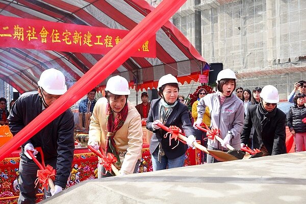 台中市太平區的育賢段二期社宅昨動土,市長盧秀燕(左三)表示好的政策會全力支持並延續。圖/台中市府提供 張明慧