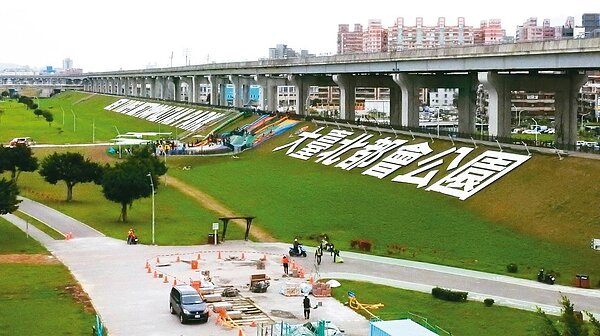 新北市三重大台北都會公園去年4月打造幸運草地景溜滑梯，高管處希望在周邊增闢滑草場，提供多元的親子共遊選擇。 記者祁容玉／攝影