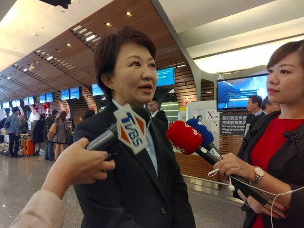 台中市長盧秀燕上任後首度出訪香港，她今早搭機前往，晚上回台中，一日來回拚經濟。盧秀燕強調，行程緊湊，她沒帶行李，只帶了隨身手提包。圖／台中市新聞局提供
