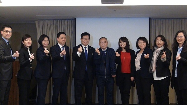 高雄市觀光局今天宣布推「鄧麗君日」，把且要將鄧麗君的歌曲「在水一方」做為為愛河主題曲，愛河的5大飯店業者都樂觀其成，認為以鄧麗君的魅力會帶動熱潮。記者謝梅芬／攝影 