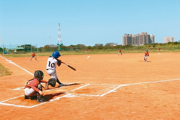 竹市左岸棒球場昨啟用,東園與西門國小球隊率先友誼賽,成為名副其實的「東、西大對抗」。 記者張雅婷/攝影