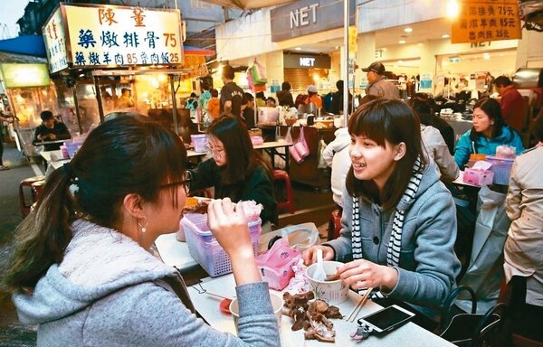 今年春節連續假期共計9天，台北市14處知名大型夜市期間不打烊，讓民眾、觀光客仍能品嘗傳統美食。 圖／聯合報系資料照片