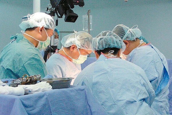 最新大愛器官捐贈人數統計出爐,去年僅有327人,比前年339人略減12人,也是7年來首度「倒退嚕」,醫界猜測恐是受去年台北市長柯文哲再陷器捐風波案所致。 圖/報系資料照