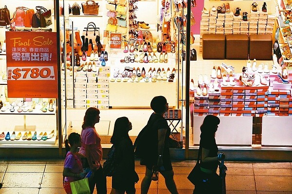 國發會昨天表示,去年十二月受批發、零售及餐飲業營業額指標下滑影響,景氣燈號亮出「低迷」藍燈。 圖/聯合報系資料照片