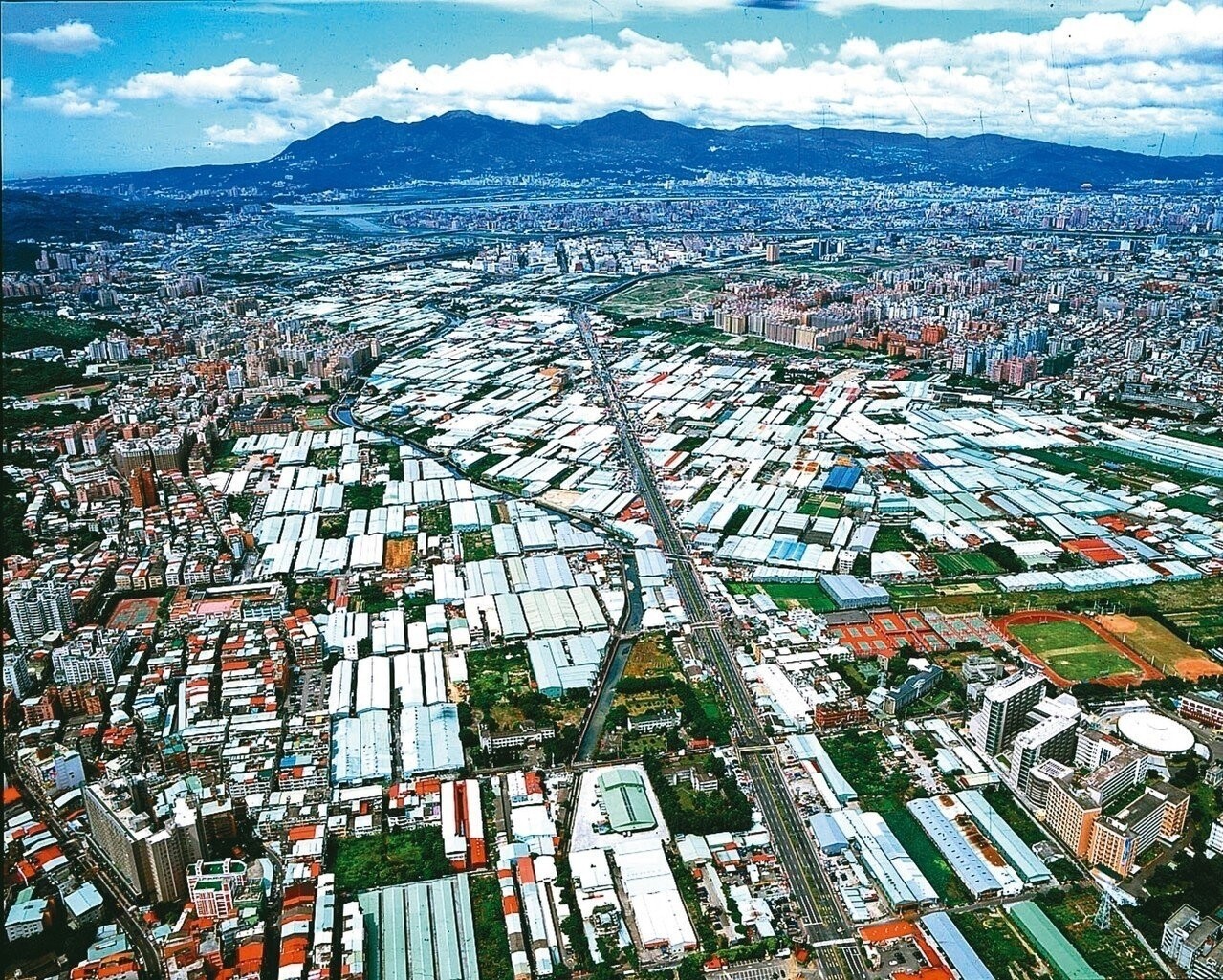 塭仔圳都計區違建工廠雜亂,新北市府推動公辦市地重劃遇抗爭,全案去年底送內政部,市長侯友宜希望加速推動。 圖/新北市府提供