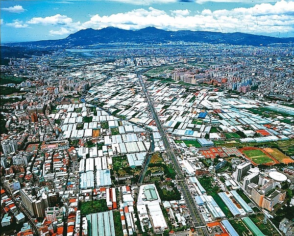 塭仔圳都計區違建工廠雜亂,新北市府推動公辦市地重劃遇抗爭,全案去年底送內政部,市長侯友宜希望加速推動。 圖/新北市府提供