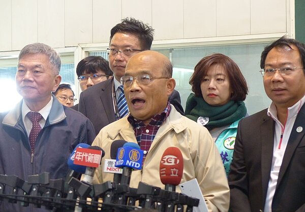 行政院長蘇貞昌昨天表示，為防範非洲豬瘟，如有旅客參加旅行團，違規夾帶肉品來台，導遊及旅行社應負擔連帶責任。記者趙容萱／攝影

