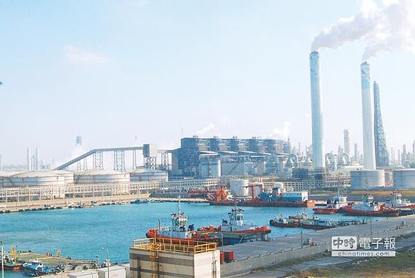 雲林縣府追繳台塑六輕9億元空汙費,六輕不服提出訴訟,其中第一案5億多元,縣府11日獲判敗訴,圖為台塑六輕廠區。(周麗蘭攝)
