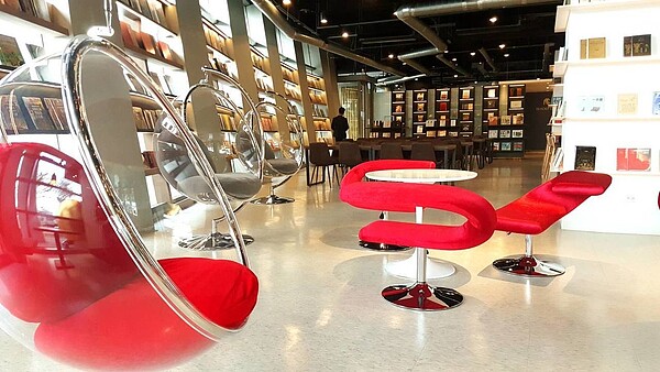 「讀者城市」在屏東演藝廳開幕,將閒置三年的商場空間打造成閱讀新地標。圖/屏東縣文化處提供
