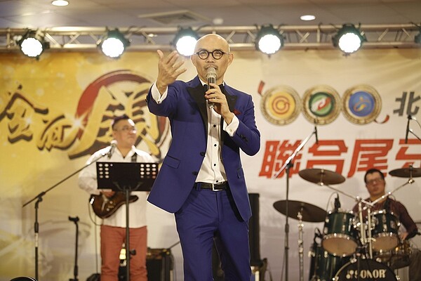 「永慶加盟三品牌-北區聯合尾牙」上的光頭主唱,以性感唱腔、搭配樂團演奏,讓現場觀眾如痴如醉。(圖/永慶房屋提供)