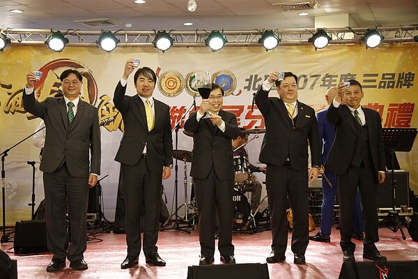 永慶房產集團加盟事業處董事長劉炳耀(圖中)率領北區經管會幹部,舉杯祝賀2018店數市佔破35%的好成績。(圖/永慶房屋提供)