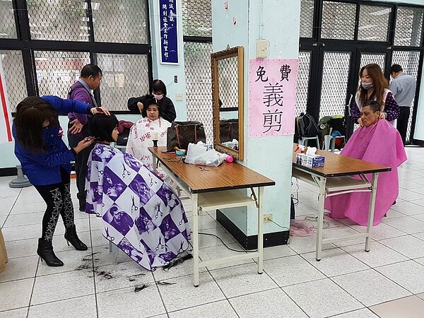 現場設有美髮師義剪專區,許多婦女、長者排隊剪髮。(圖/有巢氏房屋提供)