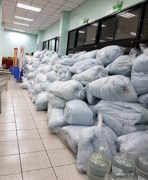 現場提供350件免費棉被等民生物資,讓長輩暖心度過寒冬。(圖/有巢氏房屋提供)