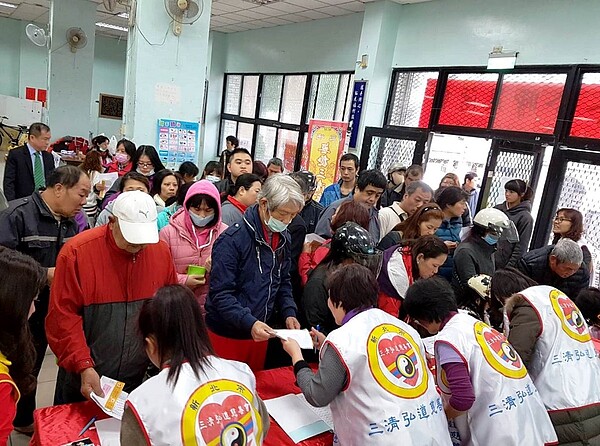 中低收入戶、獨居長輩陸續抵達活動現場，領取白米、沙拉油等民生物資、健康檢查，人潮踴躍。（圖／有巢氏房屋提供）