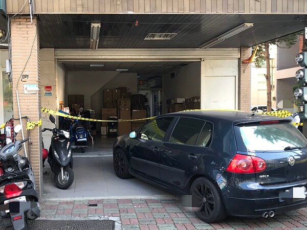 嫌犯對著外貿公司連開30槍,彈痕遍佈屋內,更射入裡頭辦公室,所幸無人傷亡。記者巫鴻瑋/攝影