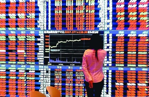 台股封關前,萬點之路再受挫。 圖/聯合報系資料照片