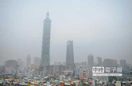 大台北地區空汙嚴重時，從臺北醫學大學眺望華納商圈，地標101大樓一片霧濛濛。（本報資料照片）