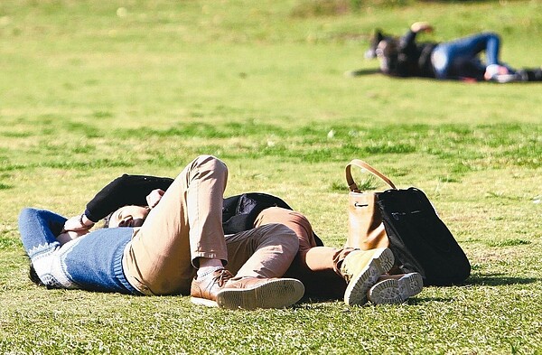 氣象局指出,除夕至初二,各地偏涼,北部、東半部有局部短暫雨,初三、初四溫度回升,天氣趨穩。圖/本報資料照片