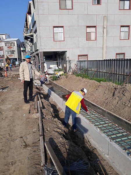 苗栗市嘉福街瓶頸道路長約100公尺，總經費近3000萬元，苗栗市公所政風室主任甘國賢等人多次到工地抽檢把關。圖／苗栗市公所提供
