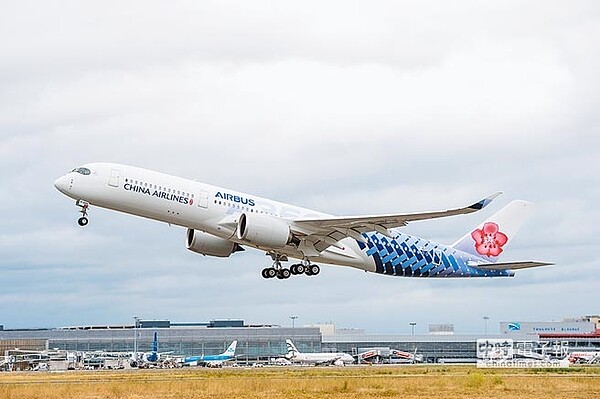羨慕別人過年出國?中華航空喜迎新春,今起推出「2019金豬送福好運到」,精選倫敦、大阪、峇里島、曼谷等8大航點,祭出驚喜優惠價,2月10日前在官網購票,還有機會抽中免費機票。(中華航空提供)