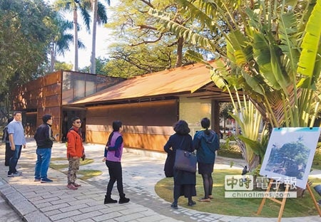位在護城河旁的護城河公廁是新竹市首座建置免治馬桶的公廁，這同時也是全國首例。（陳育賢攝）