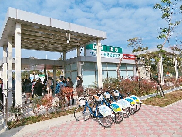 嘉義縣政府昨天在高鐵嘉義站前舉行全新低碳運具轉運中心2.0啟用典禮,轉運中心面積232坪。 記者魯永明/攝影