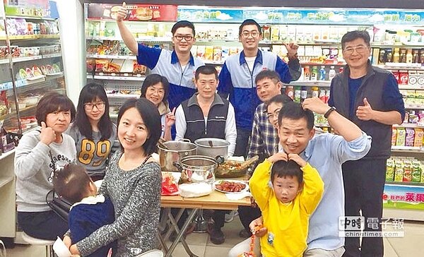 萊爾富全台超過1100間門市,今年除夕(2月4日)當日晚間6點半至9點半,暫停營業3小時,讓門市夥伴邀請家人與夥伴共同圍爐。(萊爾富提供)