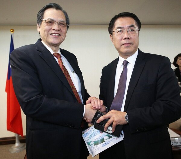 陸委會主委陳明通（左）昨天與台南市長黃偉哲（右）會談。 記者劉學聖／攝影
