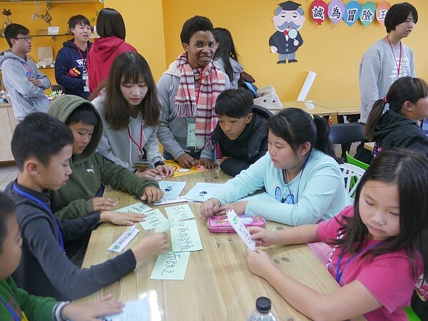 美濃吉東國小是百人以下的小校,學生參加冬令營玩遊戲。記者徐白櫻/攝影