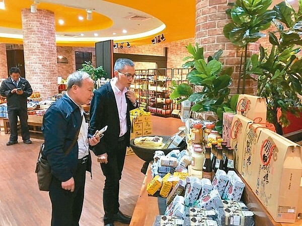 大陸福建閩台農產品市場董事長王世哲（左）到高雄看農、漁產品，對於產品表達高度興趣。 圖／高雄市農業局提供
