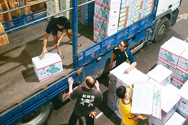 離春節不到一周,不少民眾開始備年貨。北農昨蔬果到貨量充沛。 記者黃義書/攝影