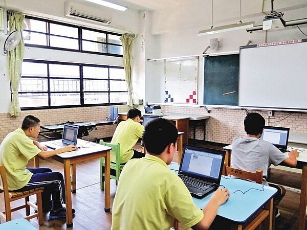 新課綱8月將上路,老師、教團與學校憂心員額不足、排課困難、校舍不足等問題。圖/報系資料照