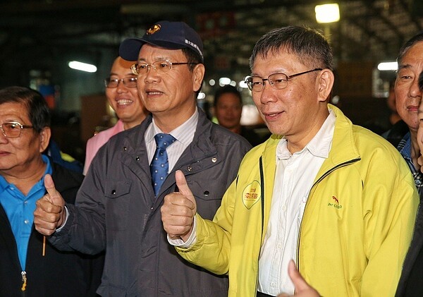 台北市長柯文哲（右）清晨與北農總經理翁震炘（左）一同來到台北第一果菜批發市場，向攤商拜早年。記者鄭清元／攝影