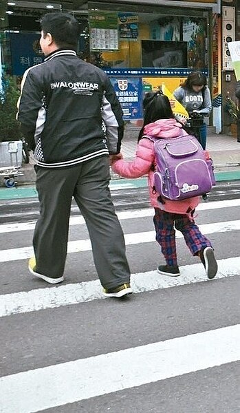 靖娟基金會針對107年兒童事故傷害新聞進行統計分析,結果顯示有328名兒童因事故而傷亡,近2年兒童死傷數高居不下,且6歲以下幼童占所有死傷比例超過五成。根據事故類型分析發現,「交通事故」及「照顧疏忽」是造成兒童死傷的兩大主因。 圖/聯合報系資料照片