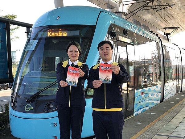 淡海輕軌即將開始正式收費,當天購買一日券者,將可免費獲得幾米包裝鱈魚香絲紀念包,送完為止。圖/新北捷運公司提供