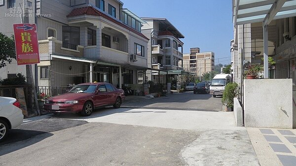 苗栗市華民路這板橋長約2公尺,工程費約50萬元,最近卻用了 2000萬元用地取得,才能施工鋪設貫通。記者范榮達/攝影