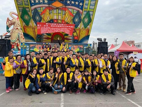 第29屆「寒士吃飽30尾牙」台南場，永慶不動產台南區經管會號召24家門市近百位員工、眷屬擔任公益志工。（圖／永慶房屋提供）