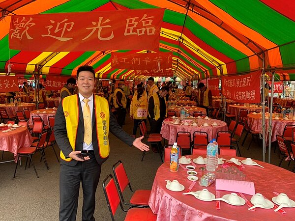 永慶不動產志工群擔任各桌桌長，活動前擺設圓桌、安排動線，帶著開朗笑容迎接寒士、弱勢長者蒞臨會場。（圖／永慶房屋提供）